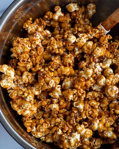 Sugar Popcorn, Popcorn Recipes Sweet, Caramel Popcorn Recipe, Popcorn Recipes Caramel, Salted Caramel Popcorn, Sweet Popcorn, Popcorn Treats, Sugar Free Recipes Desserts, Sugar Free Treats