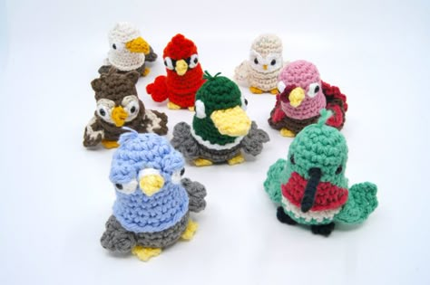 Pigeon Birb Amigurumi – Club Crochet Hummingbird Crochet, Club Crochet, Bird Amigurumi, Crochet Kits, Handmade Soft Toys, Crochet Bookmarks, Secret Agent, Bobble Stitch, Fun Crochet Projects