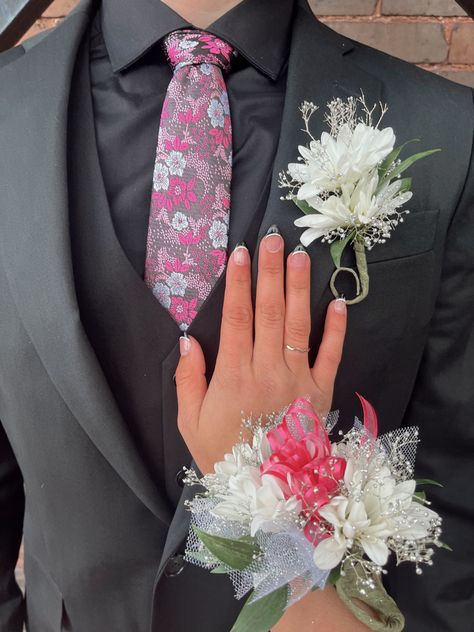 Cosarge Prom, Hand On Suit Prom Pic, Prom Hand Flowers Wrist Corsage, Bouttoniers Prom, Prom Flowers With Black Dress, Prom Corsages 2023, Prom Hand Flowers, Simple Corsage Prom, Corsage Aesthetic