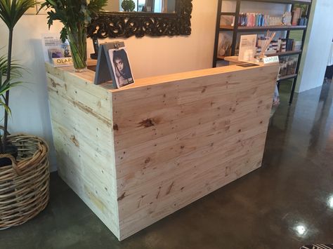 Reception desk made from pallets Pallet Reception Desk, Industrial Reception Desk, Wooden Reception Desk, Wellness Lounge, Bridal Shop Ideas, Welcome Desk, Fold Down Table, Barre Studio, Made From Pallets