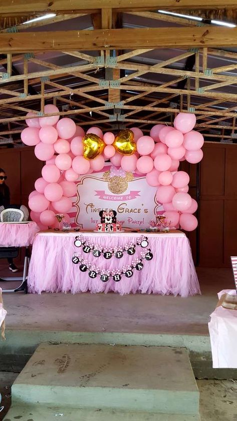 WOW!! Just look at the amazing balloon decorations at this Minnie Mouse Birthday Party!! See more party ideas and share yours at CatchMyParty.com #catchmyparty #partyideas #minniemouseparty #minniemouseparty #minniemousedesserttable Hall Birthday Party, Minnie Mouse Birthday Party Ideas, Minnie Mouse Birthday Theme, Minnie Mouse First Birthday, 1st Birthday Party For Girls, Easy Party Decorations, Boys 1st Birthday Party Ideas, Girls Birthday Party Themes, Party Backdrops