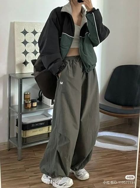 Cargopunk Outfits, Streetwear Jacket Outfit, Asian Baggy Style, Baggy Acubi Fashion, Acubi Style Shoes, Acubi Sweat Pants, Gamer Style Outfits, Acubi Modest Outfits, 90s Fashion Outfits Winter