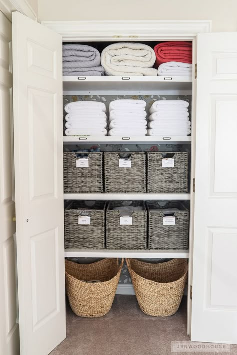 Organiser Son Dressing, Airing Cupboard, Organized Closet, House Organisation, Linen Cupboard, Linen Closet Organization, House Organization, Organize My Life, Bathroom Closet