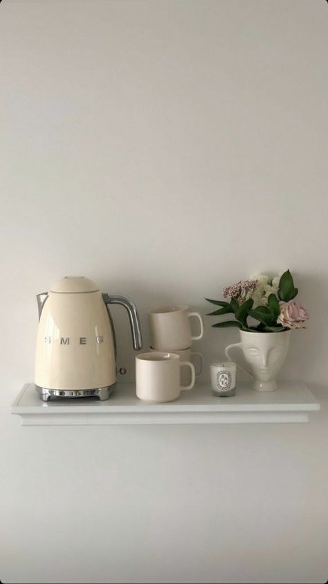 Smeg Aesthetic, Smeg Cream, Cream Kettle, Smeg Kettle, Deco Studio, Aesthetic Kitchen, Flowers Decor, Dream Apartment, Coffee Machines