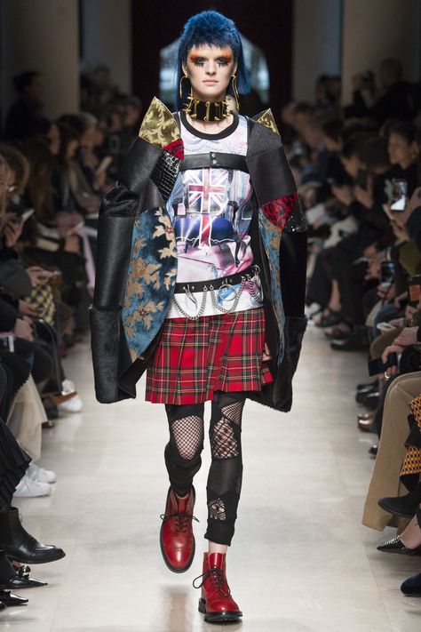 http://www.vogue.com/fashion-shows/fall-2017-ready-to-wear/junya-watanabe/slideshow/collection Punk Fashion Runway, Punk Looks, Fashion Runway, Estilo Punk, Punk Outfits, Eclectic Fashion, Junya Watanabe, Fashion Images, College Fashion