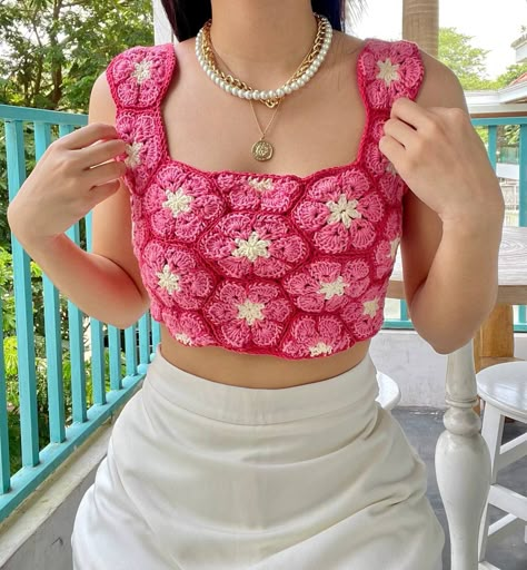 🌷Gaia top🌷,a masterpiece of elegance and artistry. 🌸🌿Designed by @lizardandhook This is delicately crafted with stunning flower hexagon blossoms into a square-necked top🌸 I made this in a soft, graceful shades of pink as I want to crochet myself pink clothes for my wardrobe💖 Also, we can't forget about the elegant backless style of Gaia🫣 What do you think of this?🥰 Pink Crochet Top Outfit, Crochet Flower Top, Crochet Bralettes, Crochet Set Pattern, Crochet Skirt Outfit, Granny Square Top, Crochet Blouses, Blouses 2023, Gorgeous Pics