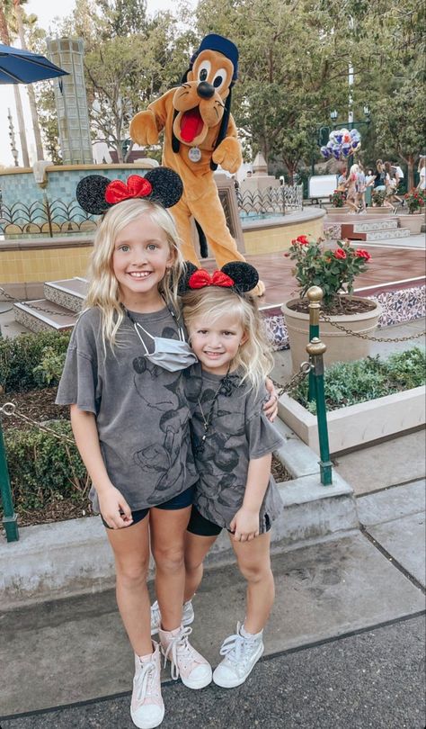 Toddler Disneyland Outfit, Cute Disneyland Outfits, Outfits For Disneyland, Sisters Disney, Disney Outfits Girls, Disneyland With A Toddler, Disneyland Fits, Disneyland Outfit Ideas, Kids Disney Outfits