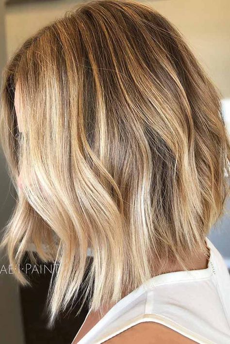 Caramel Highlights On Medium Length Bob #bobhaircut #shoulderlength #blondehighlights Blond Lob, Blonde Angled Bob, Bronde Bob, Kort Bob, Medium Length Bobs, Blonde Lob, Medium Bob Haircut, Balayage Bob, Shoulder Length Bob