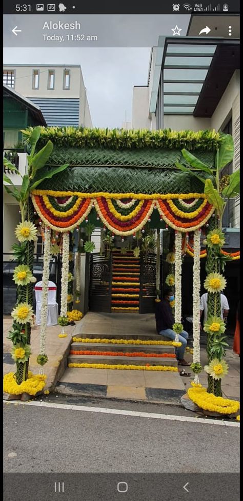 Reception Lawn Decorations Indian, Pelli Pandhiri Designs, Chapara Design For Wedding, House Warming Flower Decoration Ideas, Pandiri Mancham Designs, Chappara Decor, Pandiri Decorations At Home, Pandiri Decorations, Haldi Design