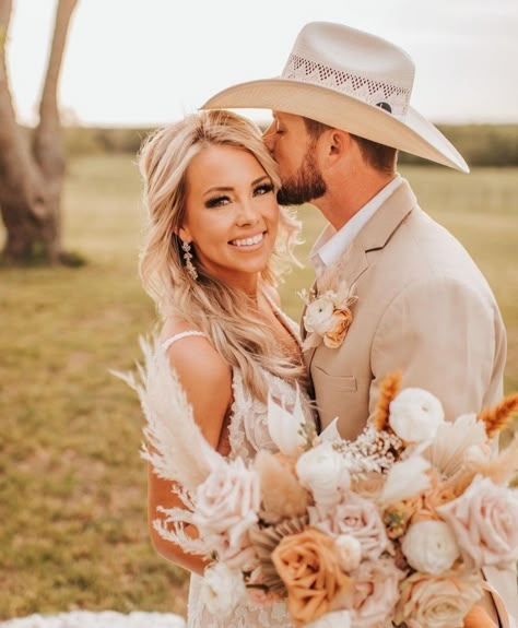 Champagne Country Wedding, Western Wedding Styled Shoot, Boho Wedding Bride And Groom, Groom Jeans And Jacket Country Weddings, Wedding Picture Ideas Country, Country Wedding Bride And Groom, Cowboy Wedding Photography, Wedding Photos Western, Country Wedding Photoshoot