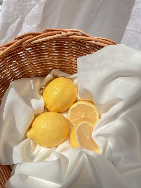 Aura Music, Lemons Aesthetic, June Bujo, Lemon Aesthetic, Meringue Girls, Pretty Fruit, Grunge Photos, Lemon Background, Italy Elopement