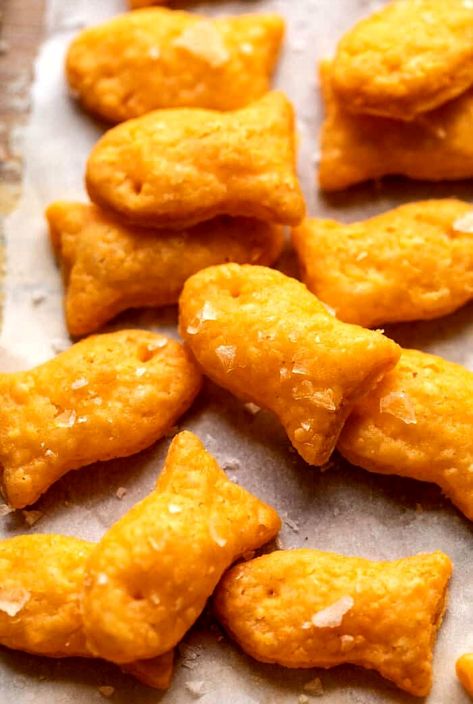 Explore the delightful world of crafting your own Goldfish crackers with this recipe from Half Baked Harvest. Homemade Goldfish, Homemade Goldfish Crackers, Cheesy Crackers, Fish Crackers, Resepi Biskut, Goldfish Crackers, Homemade Crackers, Half Baked, Cracker Recipes