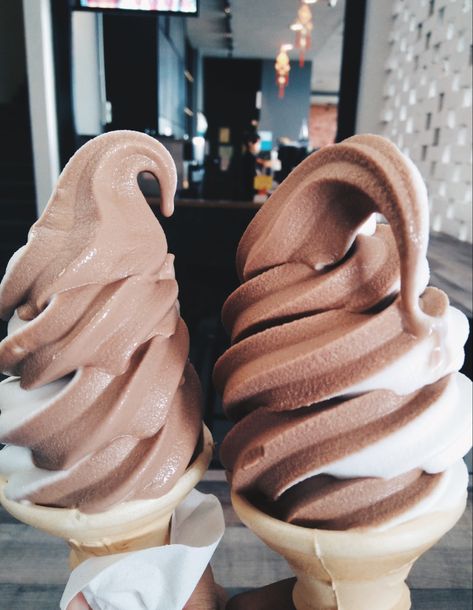 Soft Serve Ice Cream Aesthetic, Chocolate Soft Serve, Aesthetic Drinks, Types Of Desserts, Yummy Ice Cream, Pretty Dessert, Soft Serve Ice Cream, Cream Aesthetic, Vanilla Chocolate