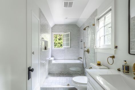 Light and Modern Small Bathroom Trends, Small Wet Room, Latest Bathroom Trends, Shower Design Ideas, Wet Room Bathroom, Walk In Shower Designs, Small Space Bathroom, Latest Bathroom, Luxurious Showers