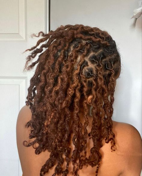 Brown Dreads Black Women, Copper Brown Locs, Honey Brown Locs Black Women, Chocolate Brown Locs, Brown Locs Black Women, Light Brown Locs, Locs With Highlights, Honey Brown Locs, Brown Locs