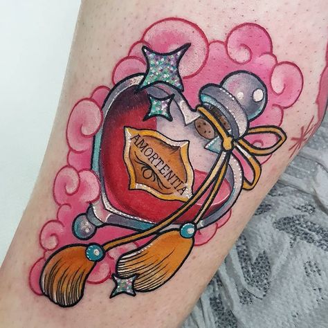 Potion bottle tattoo designs are little magical accents that we can't help but love. Here are a few of our favorite potion bottle tattoos by female artists. Heart Bottle Tattoo, Potion Bottle Tattoo, Perfume Bottle Tattoo, Heart Bottle, Bottle Tattoo, Best Tattoos For Women, Harry Potter Tattoos, Kawaii Tattoo, Tatuaje A Color