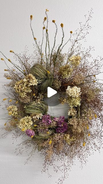 Dried Flower Wreaths Diy, How To Make A Dried Flower Wreath, Dry Flower Arrangements, Dried Wreaths, Beautiful Door Wreaths, Dried Floral Wreaths, Dried Flower Wreath, Dried Wreath, Flower Wreaths