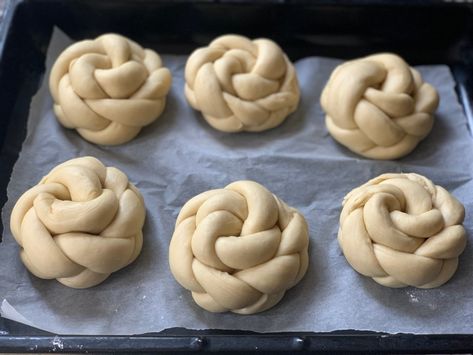 Bread Roll Designs, How To Make Soft Bread Rolls, Wool Roll Bread Recipe, Braided Rolls, Plaited Bread, Plaited Bread Recipe, Cinnamon Roll Braided Bread, Plait Bread, Wholemeal Bread Recipe