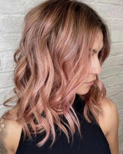 Light Rose Gold Lob with Brown Roots Rose Gold Pixie Hair, Hair Color Ideas For 2023, Rose Gold Hair Color Ideas, Gold Hair Color Ideas, Rose Gold Hair Ombre, Rose Gold Hair Brunette, Gold Hair Dye, Rose Gold Hair Color, Blond Rose