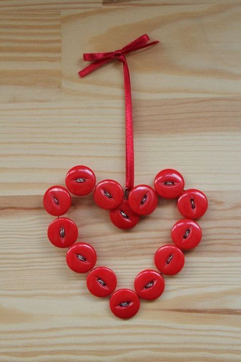 40 Smart Button Craft Ideas to Try This Year Christmas Button Crafts, Button Art Projects, Buttons Crafts Diy, Button Heart, Button Creations, Button Ornaments, Christmas Buttons, Fancy Buttons, Diy Buttons