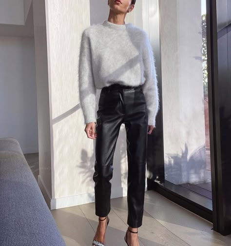 Trousers Outfit Winter, Leather Top Outfit, Leather Trousers Outfit, Mode Dope, Lederhosen Outfit, Leather Pants Outfit, Trouser Outfit, Love Simple, Oufits Casual