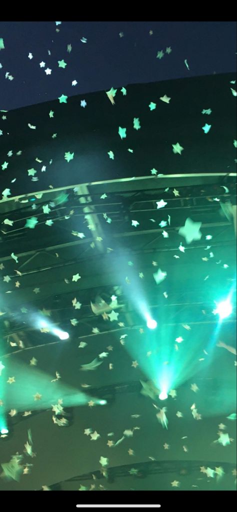 Green Light Lorde Aesthetic, Green Lighting Aesthetic, Green Concert Aesthetic, Green Space Aesthetic, Green Star Aesthetic, 80s Disco Aesthetic, Sea Green Aesthetic, Confetti Aesthetic, Aesthetic Stars