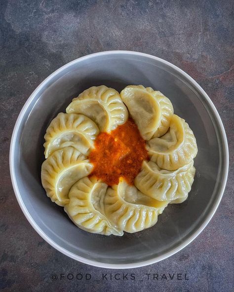 Momos Illustration Art, Momos Food Photography, Dumplings Photography, Nepali Momo, Momo Dumplings, Momo Food, Steamed Momos, Veg Momos, Indian Fast Food