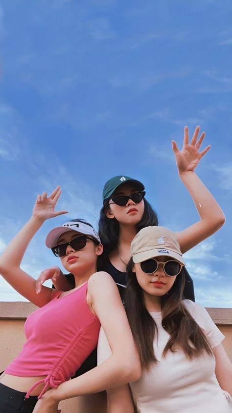 3 Besties Photoshoot Ideas, Pose Ideas For Trio, Girls Group Photoshoots, Trio Group Pictures, Trio Picture Poses, Cute Trio Poses, Trio Pic Ideas, Trio Photo Ideas, Trio Besties