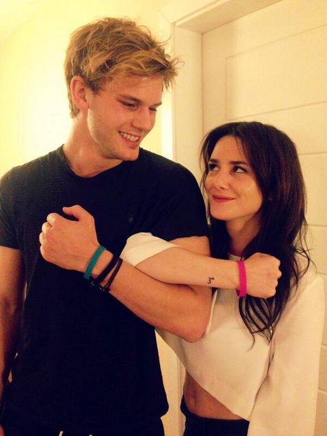 Jeremy Irvine and Addison Timlin know it's Cool to be Kind to animals Fallen Lauren Kate, Fallen By Lauren Kate, Fallen Saga, Fallen Movie, Jeremy Irvine, Addison Timlin, Lauren Oliver, Lauren Kate, Fallen Series