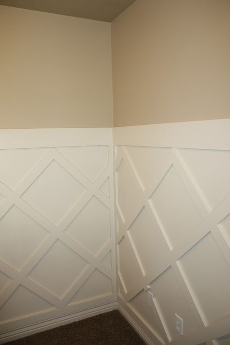 Remodelaholic | Beautiful Trellis Walls Trellis Wall, Dining Room Accent Wall, Lattice Wall, Trellis Ideas, Diy Wainscoting, Accent Wall Designs, Room Accent Wall, Wood Finishes, Wall Trim