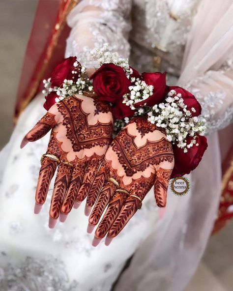 Mehendi Design For Wedding, Hand Gajra For Bride, Simple Mehendi Design, Kashee's Mehndi Designs, Nikkah Bride, Simple Mehendi, Eid Fashion, Eid Mehndi, Simple Mehendi Designs