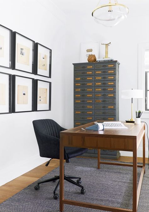 10 Easy Ways to Refresh Your Workspace, According to Emily Henderson | Career Contessa Feng Shui Office Layout, Home Office Grey, Feng Shui Home Office, Office Interior Decor, Feng Shui Home, Farmhouse Side Table, Cozy Minimalist, Trendy Bar, Minimalist Office