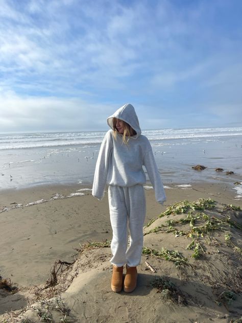 Comfy Beach Outfit Cold, Beach Outfits Cold Weather, Winter At The Beach Outfits, Cold Beach Day Outfit Winter, Cold Weather Beach Outfit, Beach Winter Outfit, Cold Beach Day Outfit, Cold Beach Day, Cold Beach Outfit