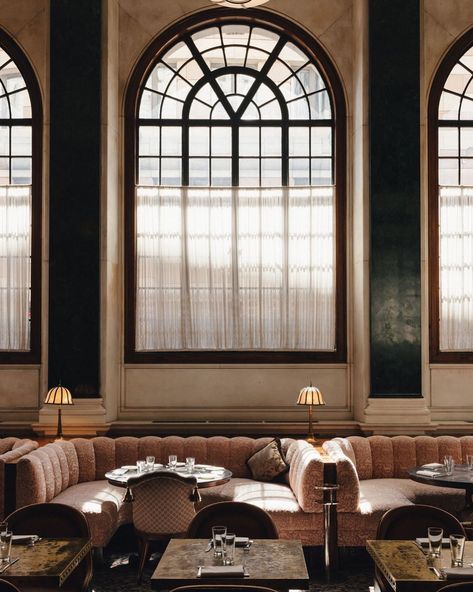 The Ned on Instagram: “Morning light in Millie’s Lounge… Our British brasserie is bookable by hotel guests, Ned’s Club members and Ned Friends. Shot by…” The Ned Hotel, Atlanta Apartments, The Ned, Bar Restaurant Interior, Classic Restaurant, Bookstore Cafe, Hospital Interior Design, City Of London, Hotel Guest