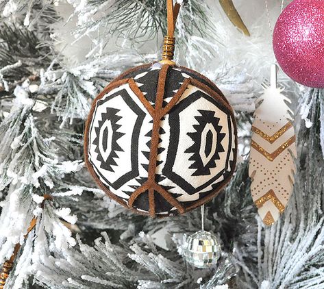 Western Aztec Christmas Tree, Boho Painted Christmas Ornaments, Western Boho Christmas Decor, Aztec Christmas Decor, Southwestern Christmas Tree, Western Boho Christmas Tree, Western Ornaments Diy, Diy Western Christmas Ornaments, Boho Western Christmas Tree