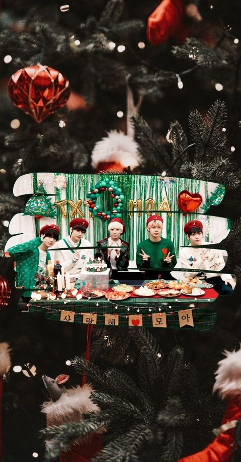 Christmas Lockscreen, New Year Is Coming, Merry Christmas Wallpaper, Christmas Aesthetic Wallpaper, Lock Screens, Married Christmas, Christmas Aesthetic, I Wallpaper, Christmas Wallpaper