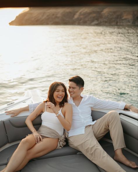 Yacht Photoshoot, Boat Photoshoot, Boat Pose, Pre Wedding Photoshoot Outdoor, Couple Picture Poses, Couple Photoshoot, Pre Wedding Photoshoot, Couple Shoot, Wedding Photoshoot