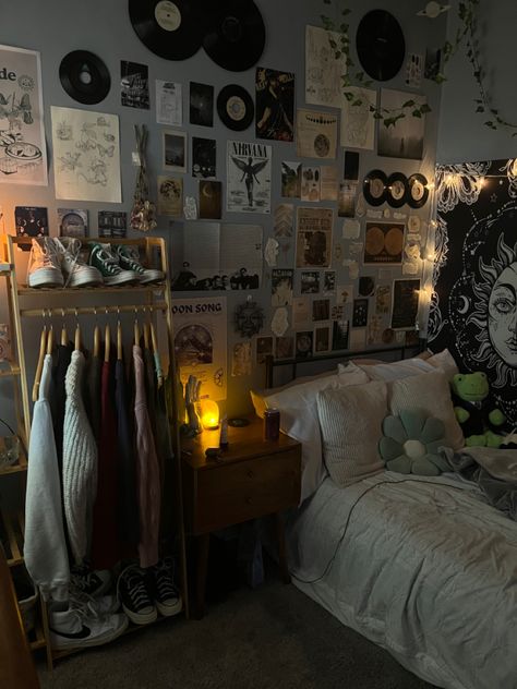 Metaphysical Bedroom Ideas, Bedroom Ideas For Nerds, College Dorm Room Dark Academia, Dark Indie Room, Siena Core, Artist Bedroom Aesthetic, Retro Aesthetic Room, Mail Inspiration, Rum Inspo