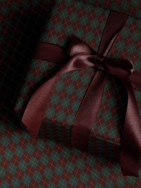 Christmas Present Wrapping Paper Red and Green Paper Holiday Gift Wrap Diamond Pattern Classic Wrapping Paper Roll Elegant Gift Wrap Argyle - Etsy Masculine Gift Wrapping, Red Wrapping Paper Christmas, Christmas Wrapping Paper Ideas, Luxury Christmas Wrapping Paper, Christmas Present Wrapping, Christmas Present Wrap, Classic Holiday Decor, Elegant Gift Wrapping, Lake Cabin