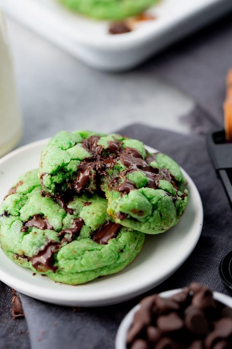 Mint Chocolate Chip Cookie Recipe, Cookies Chocolate Chip, Milk Chocolate Chip Cookies, Mint Chocolate Chip Cookies, Resepi Biskut, Peanut Butter No Bake, Mint Chocolate Chip Ice Cream, Frozen Cookie Dough, Cookies Brownies