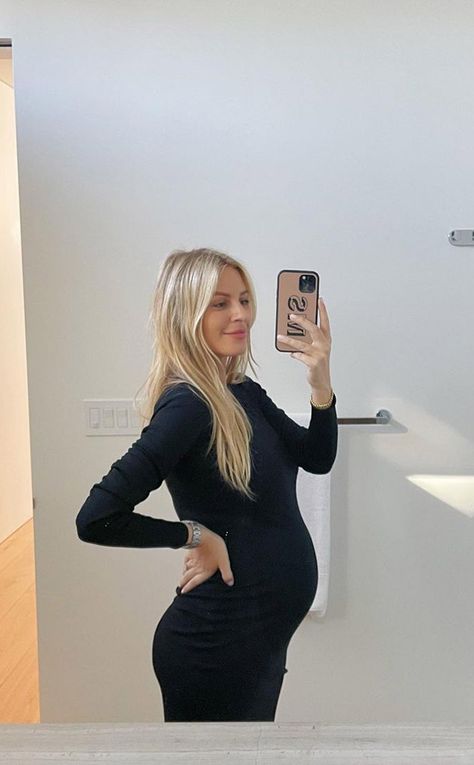 Morgan Stewart Maternity, Morgan Stewart Pregnant, Morgan Stewart Style, Halloween Mirror, Morgan Stewart, Pregnancy Pics, Grow Instagram, Maternity Outfits, Vacation Mood