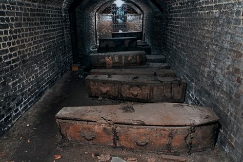 110728 Coffins 55 St Clement, The Great Fire, Living In London, Old Cemeteries, Cemetery Art, Homeless Shelter, Six Feet Under, Grave Marker, Memento Mori