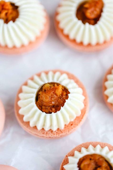 Carrot Cake Macarons, Boozy Macarons, Carrot Macarons, Macaron Cheesecake, Macarons Filling Recipe, Spring Macarons, Easter Macarons, Orange Macarons, Macaron Shop