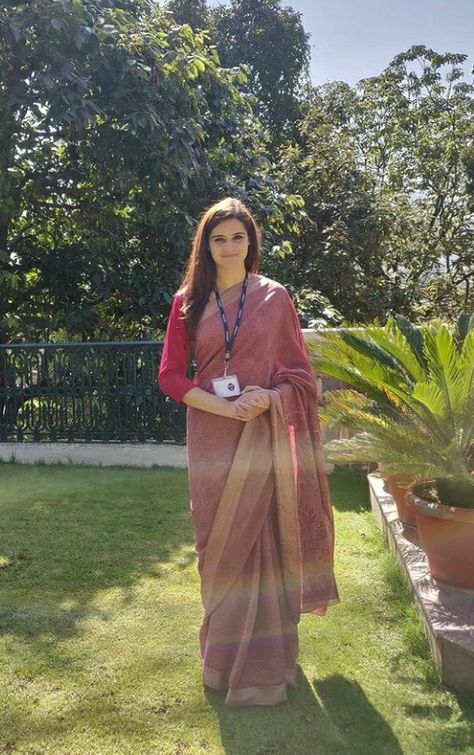 Saree Outfit For Office, Saree At Office, Interview Saree Look, Professional Sari Look, Formal Saree For Interview, Formal Saree Office Look Classy, Ias Officer Saree Look, College Traditional Day Outfit Saree, Ias Saree Look