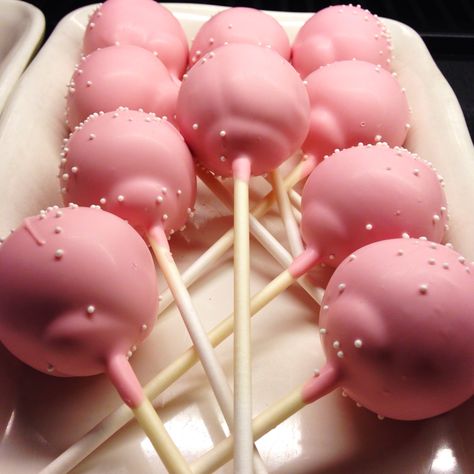 Starbucks birthday cake pops Pink Cake Pops Birthday, Cake Pop Flavors, Star Cake Pops, Resep Starbuck, Starbucks Cake Pops, Starbucks Flavors, Diy Cake Pops, Valentine Cake Pop, Pink Cake Pops