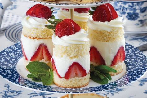 Strawberry Tea Cakes, Mini Strawberry Cakes, Strawberry Tea Party, Mini Tea Cakes, Tea Cake Recipe, Tea Time Recipes, Cream Filling Recipe, Proper Tea, Tea Time Treats