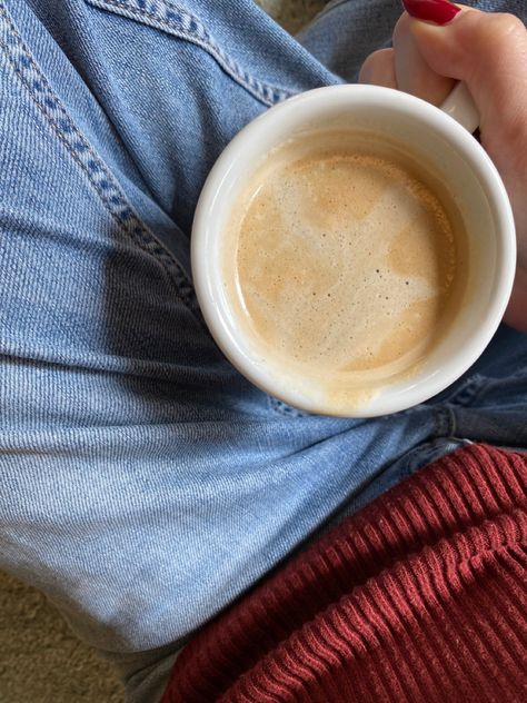 Coffee With Creamer Aesthetic, Drink Coffee Aesthetic, Coffee Aesthetic Mornings, Aesthetic Coffee Pictures, Coffee Outside, Making Coffee, Coffee Obsession, Cozy Coffee, Coffee Photos