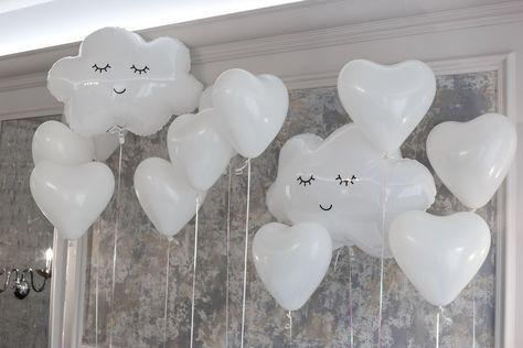 Step into a dreamy atmosphere with floating clouds and charming hearts! ☁️✨ This gender-neutral cloud balloon bundle is perfect for ‘over the moon’ and ‘twinkle little star’ party themes, baby showers, and baby welcomings. Click the link in our bio to shop this bundle 🤍 Over The Moon Baby Shower Table Decor, Cloud Theme Birthday Party, Cloud Baby Shower Theme Boy, On Cloud Nine Baby Shower Theme, Cloud Nine Baby Shower Theme, Cloud Birthday Party, Cloud 9 Birthday, Twinkle Star Party, Cloud Balloons