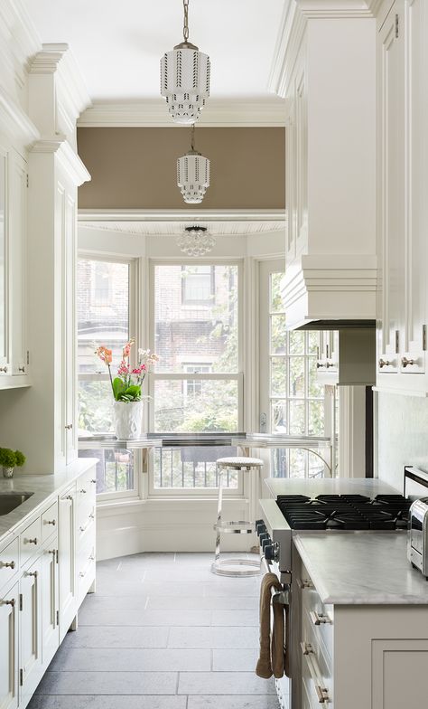 Townhouse Victorian, Boston Townhouse, Ny Townhouse, Boston Brownstone, Cream Colored Cabinets, Meyer Davis, Neo Deco, Hexagonal Table, Kitchen Looks