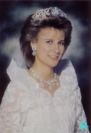 an early image of Birgitte, Duchess of Gloucester in the festoon tiara British Tiaras, Turquoise Tiara, Duchess Of Gloucester, Royal Monarchy, Queen And Prince Phillip, Royal Jewellery, Tiaras Jewellery, Royal Crowns, Royal Tiaras